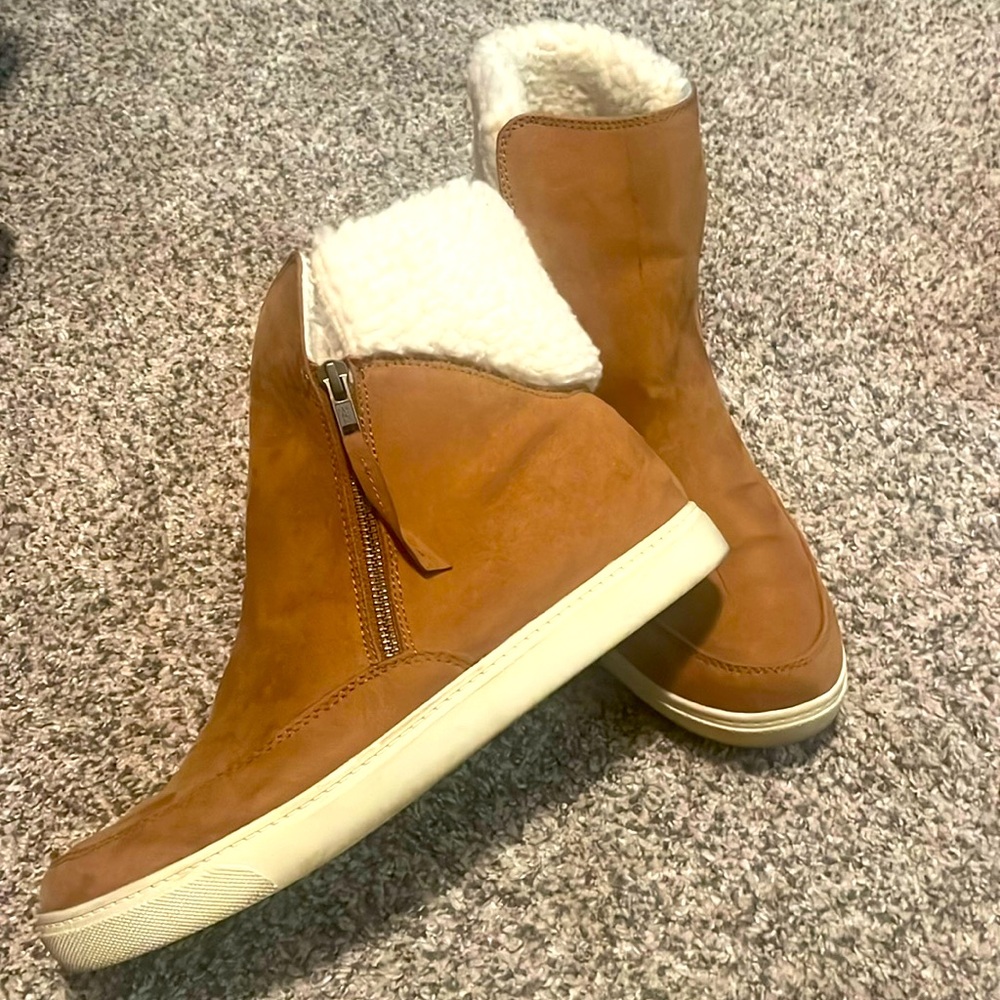 Like new Universal Thread sherpa boots